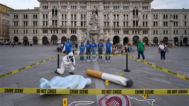 SBARCA A TRIESTE “PICCOLI GESTI, GRANDI CRIMINI”